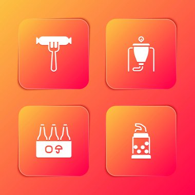 Çatala sosis koy, bira demleme işlemi, bira şişeleri ve şişe açacağı ikonu. Vektör