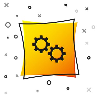 Siyah Dişli simgesi beyaz arkaplanda izole edildi. Çarklı teçhizat ayarları. İşçi sembolü. Sarı kare düğme. Vektör.