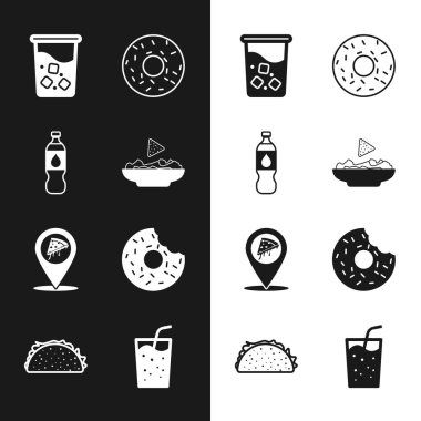 Nachos 'u tabağa koy, bir şişe su, bir bardak çörek, pizza dilimi ve Taco tortilla ikonu. Vektör