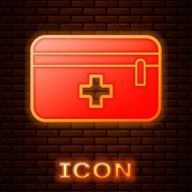 Parlayan neon rengi ilk yardım seti simgesi tuğla duvar arkasında izole edildi. Haçlı sağlık kutusu. Acil durumlar için tıbbi ekipman. Sağlık sigortası konsepti. Vektör İllüstrasyonu.