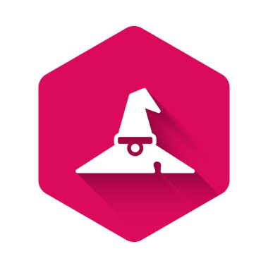 Beyaz Cadı şapkası simgesi uzun gölge arkaplanı ile izole edilmiş. Mutlu Cadılar Bayramı Partisi. Pembe altıgen düğmesi. Vektör