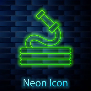 Parlayan neon hattı bahçe hortumu ikonu tuğla duvar arkasında izole edilmiş. Sprey tabanca ikonu. Su ekipmanları. Vektör