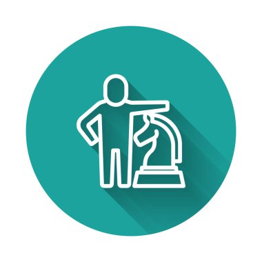 Beyaz çizgi satranç ikonu uzun gölge arkaplan izole. İş stratejisi. Oyun, yönetim, finans. Yeşil daire düğmesi. Vektör