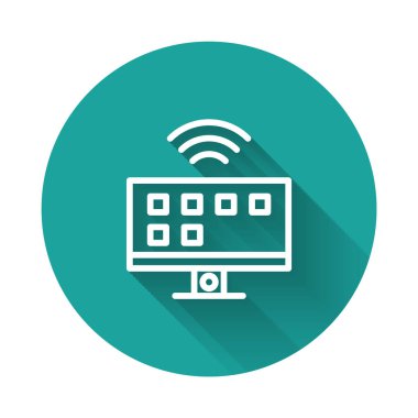 Beyaz çizgi Akıllı TV sistemi simgesi uzun gölgeli izole edildi. Televizyon tabelası. İnternet kavramının kablosuz bağlantısı. Yeşil daire düğmesi. Vektör.