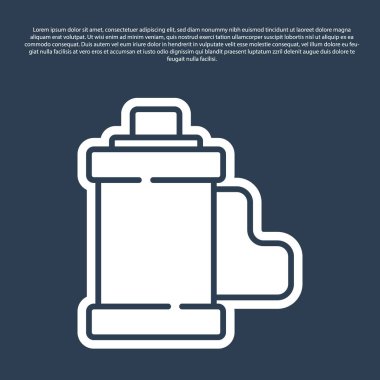 Mavi çizgi kamera klasik film rulo kartuş ikonu mavi arkaplanda izole edildi. 35 mm 'lik film kutusu. Film şeridi fotoğrafçı ekipmanı. Vektör.