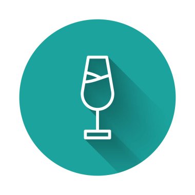 Beyaz çizgili, uzun gölgeli cam ikon. Şarap kadehi işareti. Yeşil daire düğmesi. Vektör.