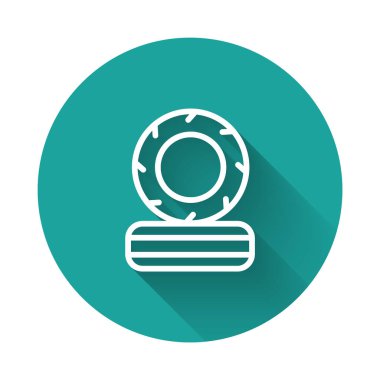 Yanan lastiklerin beyaz çizgisi uzun gölgeli izole edilmiş. Yeşil daire düğmesi. Vektör.