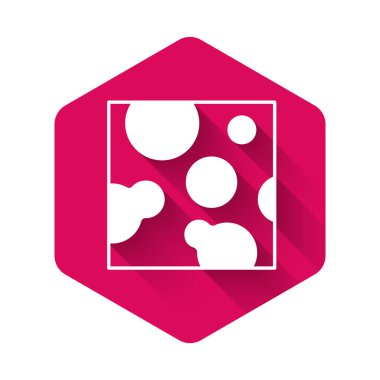 Beyaz Peynir simgesi uzun gölge arkaplan izole. Pembe altıgen düğmesi. Vektör