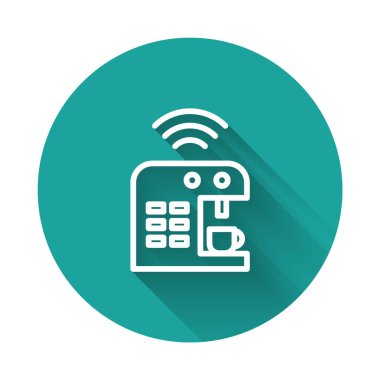 Beyaz çizgi Akıllı kahve makinesi simgesi uzun gölgeli izole edilmiş. İnternet kavramının kablosuz bağlantısı. Yeşil daire düğmesi. Vektör.