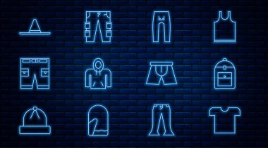 Tişört, sırt çantası, pantolon, kapüşon, kısa pantolon, işçi şapkası, erkek iç çamaşırı ve kargo ikonu. Vektör