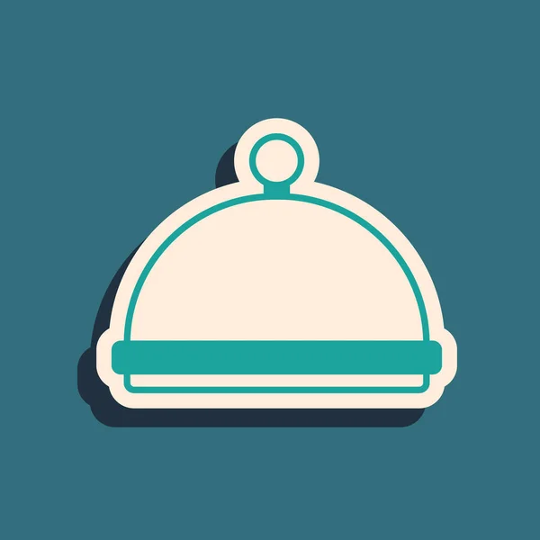 Green Covered with a tray of food icon isolated on green background. Tray and lid sign. Restaurant cloche with lid. Kitchenware symbol. Long shadow style. Vector — Wektor stockowy