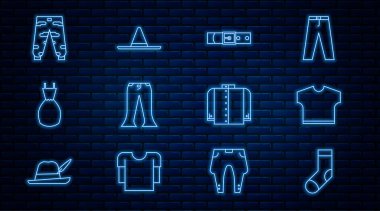 Sıralı çorap, tişört, deri kemer, pantolon, kadın elbisesi, kamuflaj pantolonu ve bahçıvan şapkası ikonu. Vektör