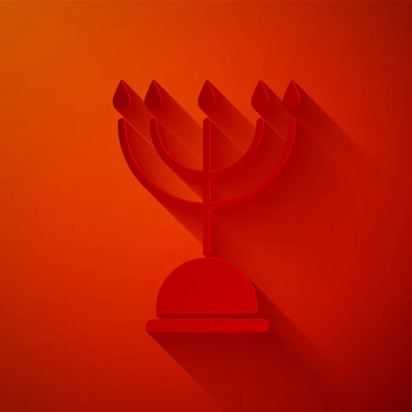 Papel corte Hanukkah menorah icono aislado sobre fondo rojo. Hanukkah símbolo tradicional. Religión navideña, festival judío de las Luces. Estilo de arte de papel. Ilustración vectorial — Vector de stock