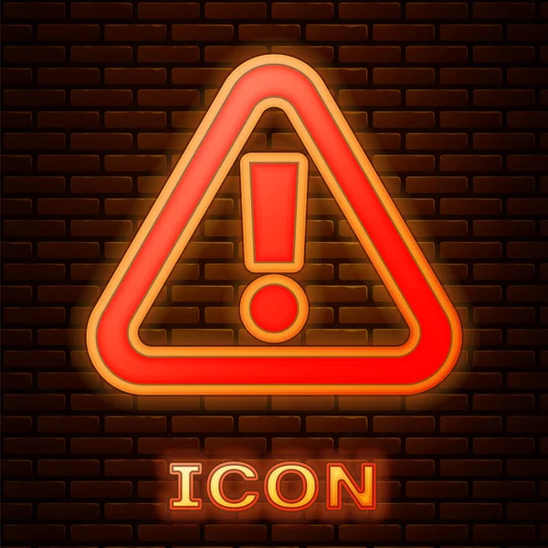 Zářící neonový vykřičník v trojúhelníkové ikoně izolované na pozadí cihlové stěny. Varovné znamení nebezpečí, opatrné, pozorné, varovné znamení. Vektor — Stockový vektor