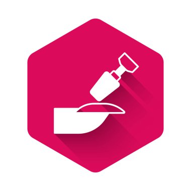 Manikür ikonu için Beyaz Değirmen kesicisi uzun gölge arkaplanı ile izole edilmiş. Manikür için bir cihaz. Manikür aletleri. Pembe altıgen düğmesi. Vektör