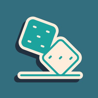 Yeşil Oyun zar simgesi yeşil arkaplanda izole edildi. Kumarhane kumarı. Uzun gölge tarzı. Vektör