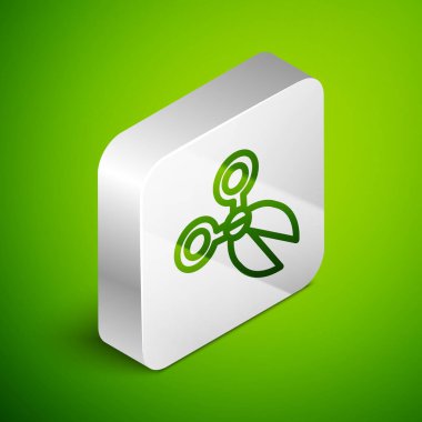 İzometrik çizgi makas simgesi yeşil arkaplanda izole edildi. Alet kesme işareti. Gümüş kare düğme. Vektör