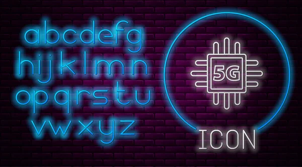 Glowing neon line Computer processor 5G with microcircuits CPU icon isolated on brick wall background. Chip or cpu with circuit board. Micro processor. Neon light alphabet. Vector — Stock vektor