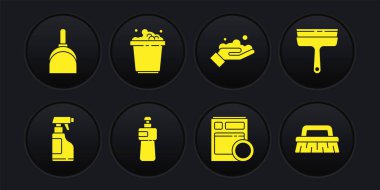 Sprey şişesini deterjan sıvısıyla, cam temizleyicisiyle, bulaşık makinesiyle, bulaşık makinesiyle, el yıkama sabunuyla, kova köpüğüyle, fırça temizleme ve toz temizleme ikonuyla ayarla. Vektör
