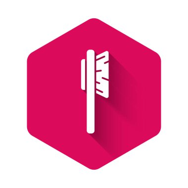 Uzun gölgeli beyaz saç fırçası ikonu. Taraklı saç işareti. Berber sembolü. Pembe altıgen düğmesi. Vektör İllüstrasyonu