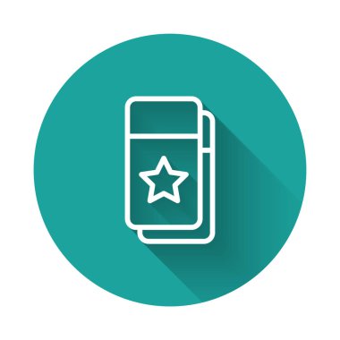 Beyaz çizgi sinema bileti ikonu uzun gölgeli izole edilmiş. Yeşil daire düğmesi. Vektör