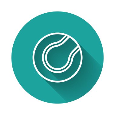 Beyaz çizgi tenis topu ikonu uzun gölge arkaplan izole. Spor malzemeleri. Yeşil daire düğmesi. Vektör