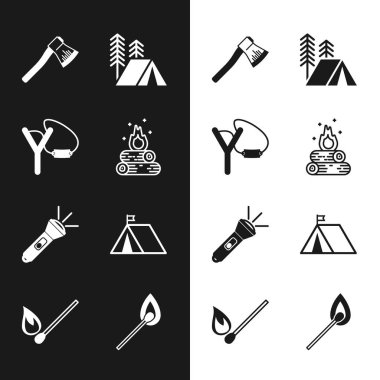 Kamp ateşi sapanı tahta baltayla turist çadırı feneri, bayrak yakma kibriti ve ikon ile ayarlayın. Vektör.