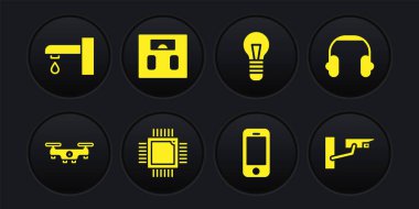 Drone uçan kulaklık işlemcisini mikro devreli işlemciyle ayarla. Akıllı telefon ampul. Banyo lambası güvenlik kamerası ve su musluğu ikonu. Vektör.