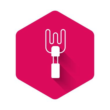 Beyaz Bahçe tırmık simgesi uzun gölge arkaplan izole. Bahçecilik, tarım, çiftçilik aleti. Toprak işçisi. Temizlik ekipmanları. Pembe altıgen düğmesi. Vektör