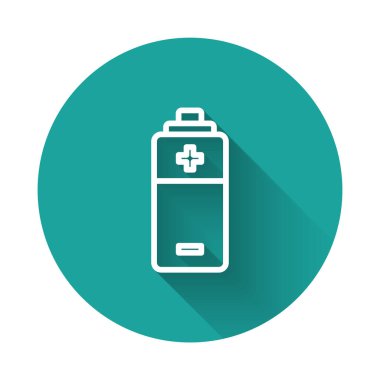 Beyaz çizgi Batarya simgesi uzun gölge arkaplanı ile izole edildi. Şimşek sembolü. Yeşil daire düğmesi. Vektör.