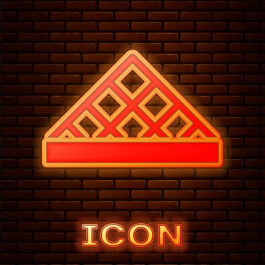 Parlayan neon rengi Louvre cam piramit ikonu tuğla duvar arka planında izole edilmiş. Louvre Müzesi. Vektör.