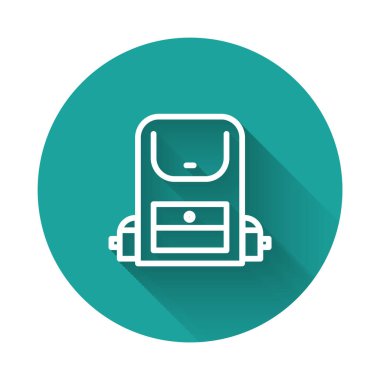 Beyaz çizgi Yürüyüş sırt çantası simgesi uzun gölgeli izole edildi. Kamp ve dağ gezisi sırt çantası. Yeşil daire düğmesi. Vektör.