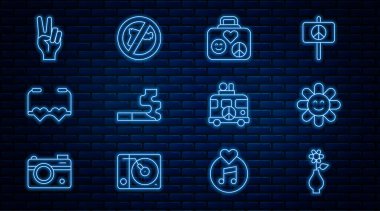 Vazoda çiçek, seyahat çantası, sigara, kalp şeklinde aşk gözlükleri, barış sembolü, hippi kampçı minibüsü ve savaş ikonu yok. Vektör