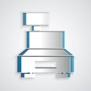 Gri arka planda izole edilmiş bir çek simgesi olan kağıt kesiği yazar kasa makinesi. Kasiyer tabelası. Tabut sembolü. Kağıt sanatı tarzı. Vektör İllüstrasyonu.