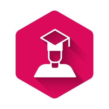 Beyaz mezuniyet ve mezuniyet şapkası simgesi uzun gölgeli. Pembe altıgen düğmesi. Vektör.