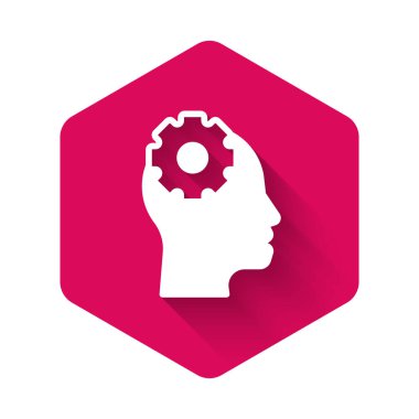 Beyaz insan kafası, uzun gölgeli arka planda izole edilmiş bir ikonun içindeki dişli. Yapay zeka. Düşünen beyin. Beynin sembol çalışması. Pembe altıgen düğmesi. Vektör.