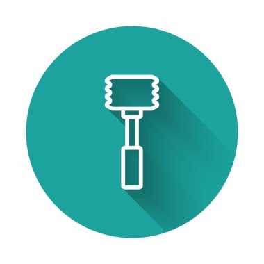 Beyaz çizgili mutfak çekiç ikonu uzun gölgeli izole edilmiş. Et çekici. Yeşil daire düğmesi. Vektör.