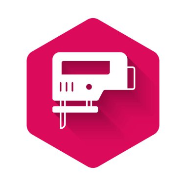 Uzun gölge arkaplan ile izole edilmiş çelik keskin bıçak ikonu ile beyaz elektrikli yapboz. Ahşap işçiliği için elektrikli alet. Pembe altıgen düğmesi. Vektör