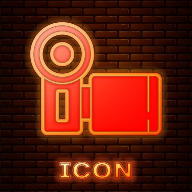 Parlayan neon sinema kamera ikonu tuğla duvar arka planında izole edildi. Video kamera. Film tabelası. Film projektörü. Vektör.