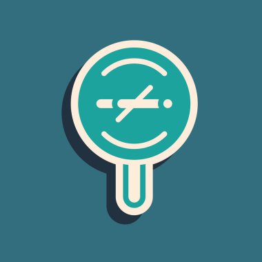 Yeşil Arka planda sigara içilmeyen simge izole edildi. Sigara içmek yasaktır işareti. Uzun gölge tarzı. Vektör.