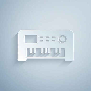 Kağıt kesiği Müzik Sentezleyici simgesi gri arkaplanda izole edildi. Elektronik piyano. Kağıt sanatı tarzı. Vektör.