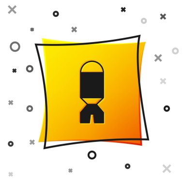 Füze ikonlu siyah roket fırlatıcı beyaz arka planda izole edildi. Sarı kare düğme. Vektör.