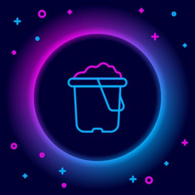 Siyah arka planda izole edilmiş, kova simgesindeki parlak neon çizgisi. Plastik çocuk oyuncağı. Yaz ikonu. Renkli taslak konsepti. Vektör.