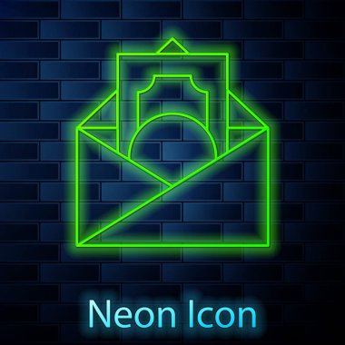 Parlayan neon hattı zarfı. Duvarda izole edilmiş madeni para sembolü simgesi var. Maaş zammı, maaş bordrosu, tazminat geliri. Vektör.