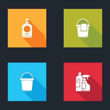 El dezenfektanı şişesi, paçavra dolu kova ve temizlik ikonu için şişe hazırla. Vektör.