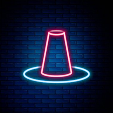 Parlayan neon hattı tuğla duvar arka planında izole edilmiş geleneksel Kore şapka ikonu. Renkli taslak konsepti. Vektör.