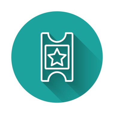 Beyaz çizgi sinema bileti ikonu uzun gölgeli izole edilmiş. Yeşil daire düğmesi. Vektör.