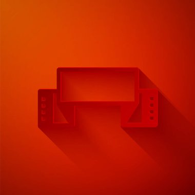 Kağıt kesiği Kırmızı zemin üzerinde geleneksel Ukrayna işlemeli havlu simgesi izole. Kağıt sanatı tarzı. Vektör.