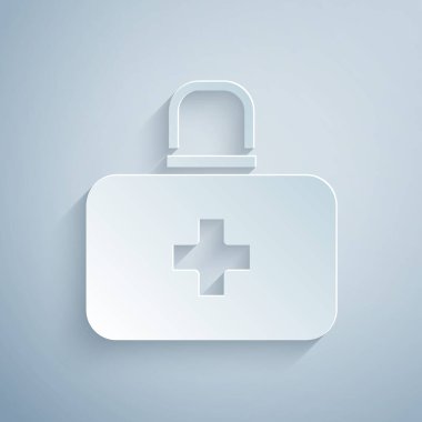 Kağıt kesiği ilk yardım çantası simgesi gri arkaplanda izole edildi. Haçlı sağlık kutusu. Acil durumlar için tıbbi ekipman. Sağlık sigortası konsepti. Kağıt sanatı tarzı. Vektör.