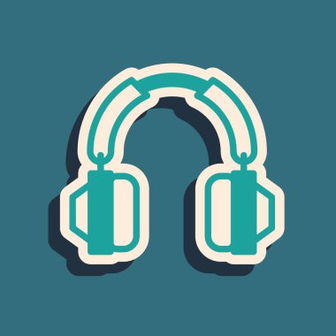 Yeşil kulaklık simgesi yeşil arkaplanda izole edildi. Kulaklıklar. Müzik, hizmet, iletişim ve operatör konsepti. Uzun gölge tarzı. Vektör.